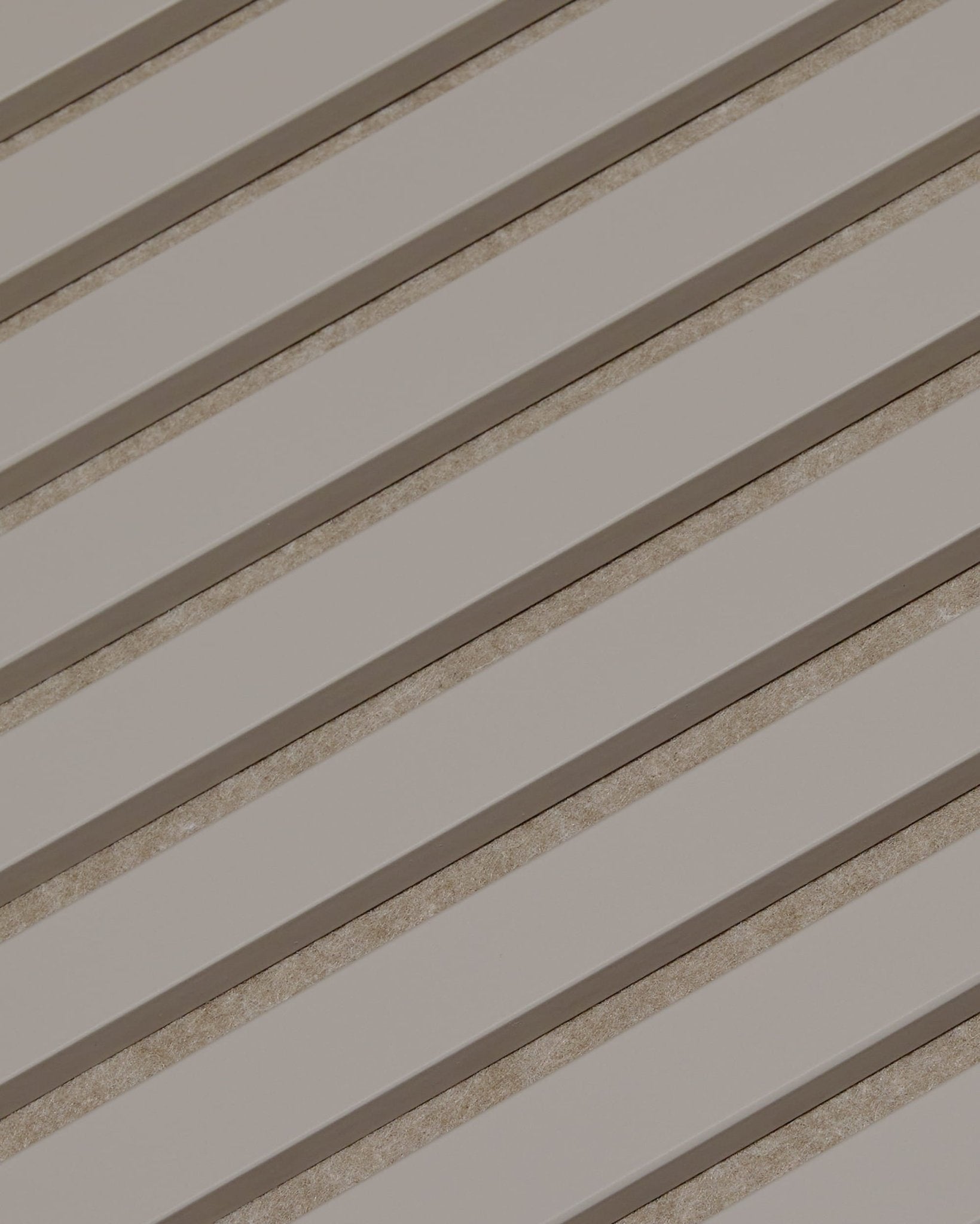 WoodUpp Akupanel i Dark Cashmere med mørk beige filt (240 x 60 cm), et akustikpanel med moderne geometriske lameller til lydabsorbering.